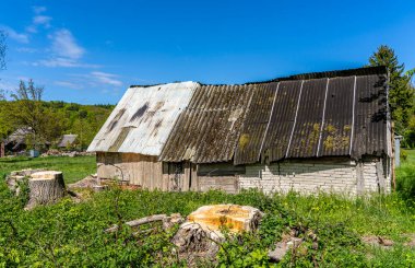 Regen, Mecklenburg-Batı Pomerania, Almanya 'da gelişmemiş topraklarda terk edilmiş ve harap olmuş çiftlik evleri