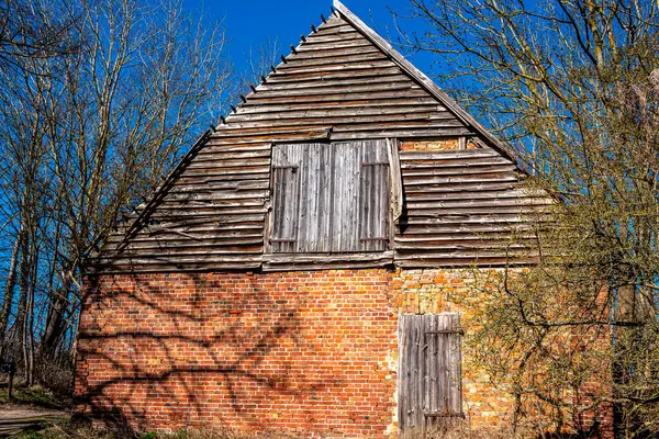 Regen, Mecklenburg-Batı Pomerania, Almanya 'da gelişmemiş topraklarda terk edilmiş ve harap olmuş çiftlik evleri