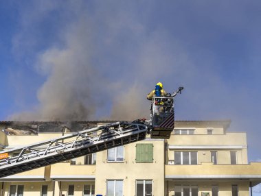 İtfaiye, Berlin 'deki Niederschnhausen, Berlin, Almanya' daki büyük bir tavan arası yangınına yanıt verdi.