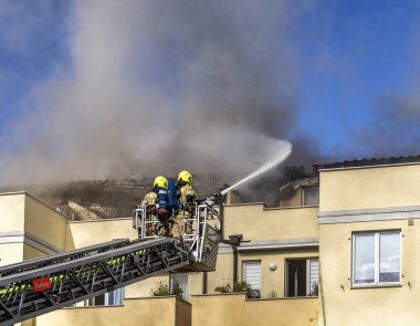 İtfaiye, Berlin 'deki Niederschnhausen, Berlin, Almanya' daki büyük bir tavan arası yangınına yanıt verdi.