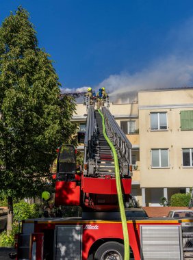 İtfaiye, Berlin 'deki Niederschnhausen, Berlin, Almanya' daki büyük bir tavan arası yangınına yanıt verdi.