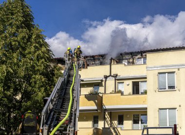 İtfaiye, Berlin 'deki Niederschnhausen, Berlin, Almanya' daki büyük bir tavan arası yangınına yanıt verdi.