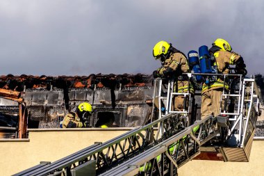 İtfaiye, Berlin 'deki Niederschnhausen, Berlin, Almanya' daki büyük bir tavan arası yangınına yanıt verdi.