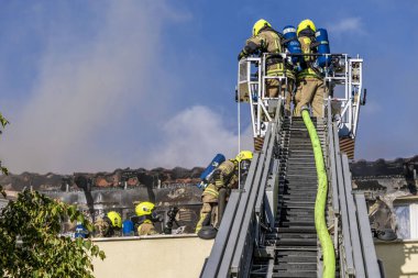 İtfaiye, Berlin 'deki Niederschnhausen, Berlin, Almanya' daki büyük bir tavan arası yangınına yanıt verdi.
