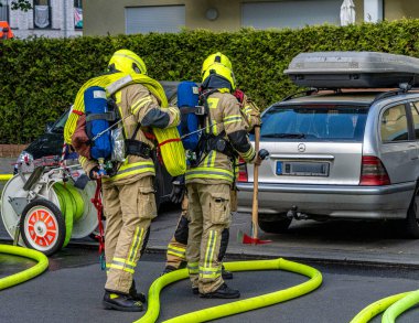 İtfaiye, Berlin 'deki Niederschnhausen, Berlin, Almanya' daki büyük bir tavan arası yangınına yanıt verdi.