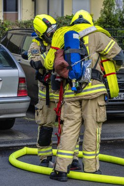 İtfaiye, Berlin 'deki Niederschnhausen, Berlin, Almanya' daki büyük bir tavan arası yangınına yanıt verdi.