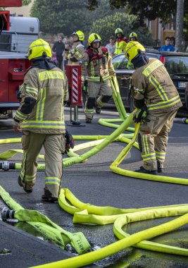 İtfaiye, Berlin 'deki Niederschnhausen, Berlin, Almanya' daki büyük bir tavan arası yangınına yanıt verdi.