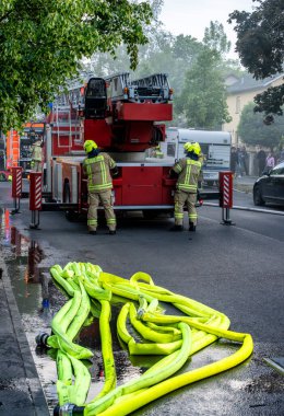 İtfaiye, Berlin 'deki Niederschnhausen, Berlin, Almanya' daki büyük bir tavan arası yangınına yanıt verdi.