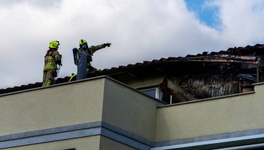 İtfaiye, Berlin 'deki Niederschnhausen, Berlin, Almanya' daki büyük bir tavan arası yangınına yanıt verdi.