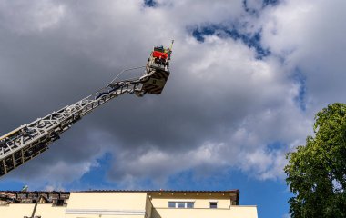 İtfaiye, Berlin 'deki Niederschnhausen, Berlin, Almanya' daki büyük bir tavan arası yangınına yanıt verdi.