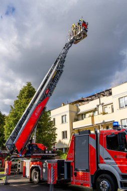 İtfaiye, Berlin 'deki Niederschnhausen, Berlin, Almanya' daki büyük bir tavan arası yangınına yanıt verdi.
