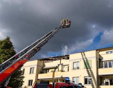 İtfaiye, Berlin 'deki Niederschnhausen, Berlin, Almanya' daki büyük bir tavan arası yangınına yanıt verdi.
