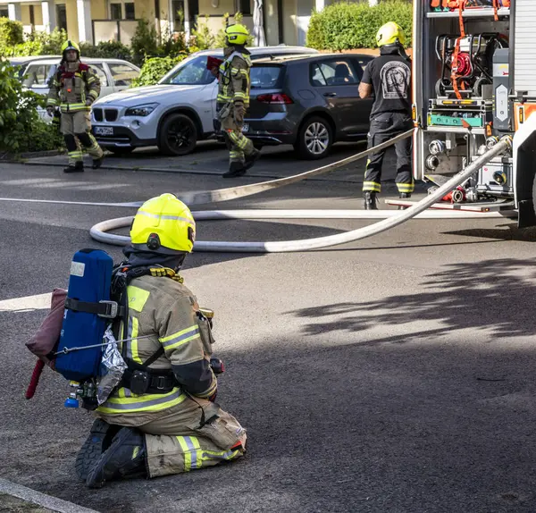 İtfaiye, Berlin 'deki Niederschnhausen, Berlin, Almanya' daki büyük bir tavan arası yangınına yanıt verdi.