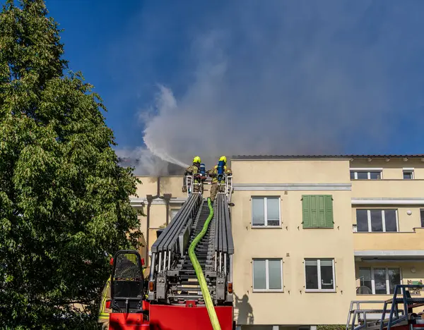İtfaiye, Berlin 'deki Niederschnhausen, Berlin, Almanya' daki büyük bir tavan arası yangınına yanıt verdi.