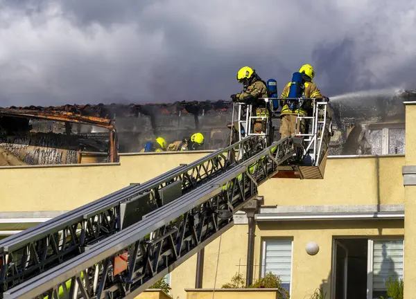 İtfaiye, Berlin 'deki Niederschnhausen, Berlin, Almanya' daki büyük bir tavan arası yangınına yanıt verdi.