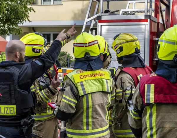 İtfaiye, Berlin 'deki Niederschnhausen, Berlin, Almanya' daki büyük bir tavan arası yangınına yanıt verdi.