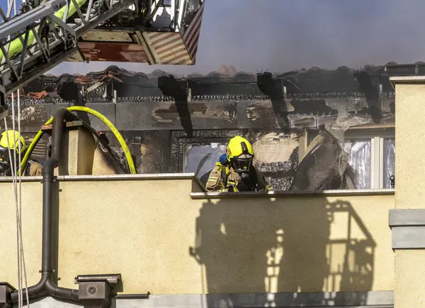 İtfaiye, Berlin 'deki Niederschnhausen, Berlin, Almanya' daki büyük bir tavan arası yangınına yanıt verdi.