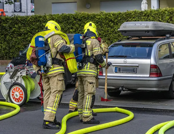 İtfaiye, Berlin 'deki Niederschnhausen, Berlin, Almanya' daki büyük bir tavan arası yangınına yanıt verdi.