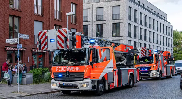 İtfaiye, Berlin 'deki Niederschnhausen, Berlin, Almanya' daki büyük bir tavan arası yangınına yanıt verdi.