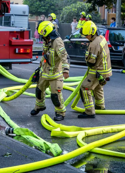 İtfaiye, Berlin 'deki Niederschnhausen, Berlin, Almanya' daki büyük bir tavan arası yangınına yanıt verdi.