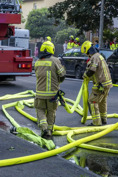 İtfaiye, Berlin 'deki Niederschnhausen, Berlin, Almanya' daki büyük bir tavan arası yangınına yanıt verdi.