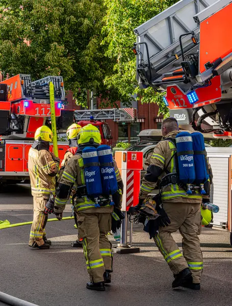 İtfaiye, Berlin 'deki Niederschnhausen, Berlin, Almanya' daki büyük bir tavan arası yangınına yanıt verdi.