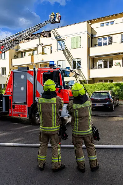 İtfaiye, Berlin 'deki Niederschnhausen, Berlin, Almanya' daki büyük bir tavan arası yangınına yanıt verdi.