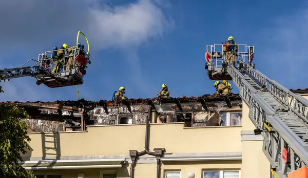 İtfaiye, Berlin 'deki Niederschnhausen, Berlin, Almanya' daki büyük bir tavan arası yangınına yanıt verdi.
