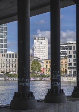 Berlin Merkez İstasyonu, Almanya 'daki Humboldthafen Köprüsü' nün köprü iskeleleri.