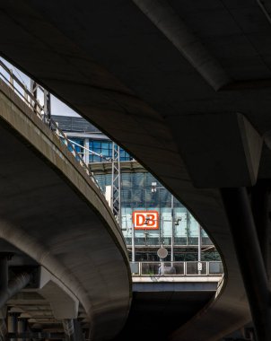 Berlin Merkez İstasyonu, Almanya 'daki Humboldthafen Köprüsü' nün köprü iskeleleri.