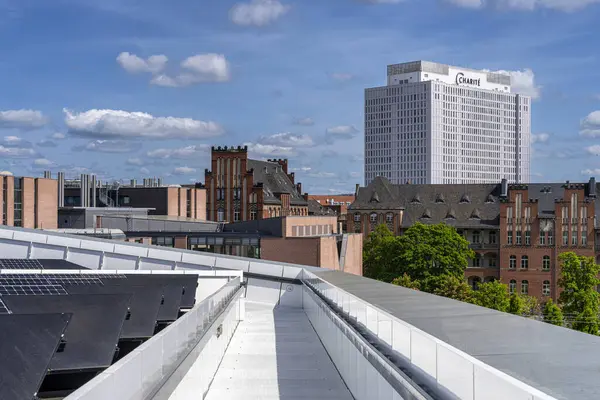 Berlin Charit binası Futurium, Berlin, Almanya 'nın çatısından görünüyor.