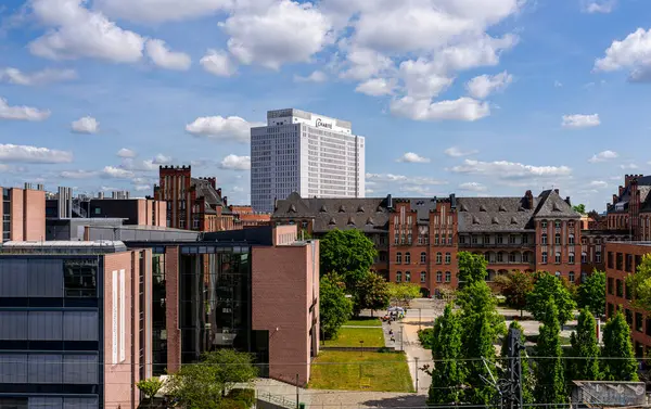 Berlin Charit binası Futurium, Berlin, Almanya 'nın çatısından görünüyor.