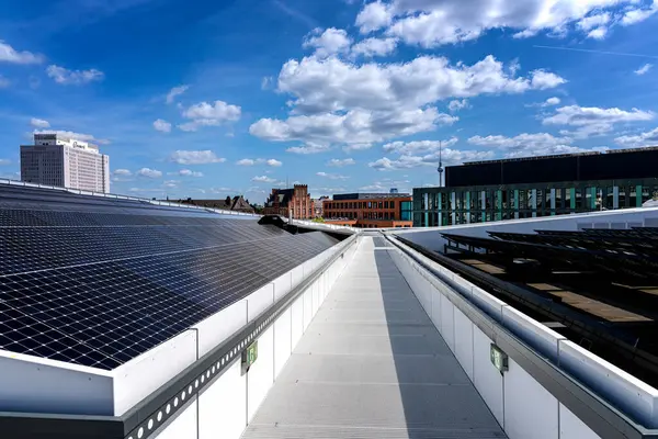 Berlin Mitte kentsel ortamının Futurium Müzesi 'nin çatısından görünüşü, Berlin, Almanya