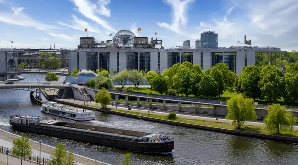 Berlin Mitte kentsel ortamının Futurium Müzesi 'nin çatısından görünüşü, Berlin, Almanya