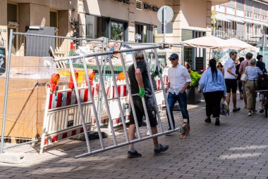 Almanya 'nın Wiesbaden kentindeki küçük bir inşaat sahasının çitlerinde zanaatkarlar.,