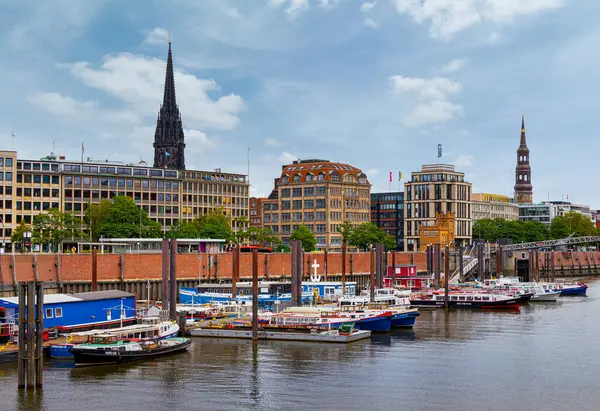 Gemiler, gemiler ve mavnalar Hamburg limanında Speicherstadt, Hamburg, Almanya