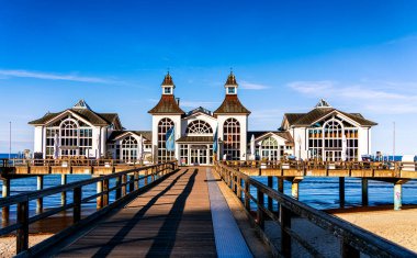 Sellin 'deki restoran, Kaiserpavillon, Palmengarten ve DLRG kurtarma kulesi, Sellin, Rgen, Mecklenburg-Vorpommern, Almanya