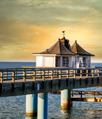 Sellin 'deki restoran, Kaiserpavillon, Palmengarten ve DLRG kurtarma kulesi, Sellin, Rgen, Mecklenburg-Vorpommern, Almanya