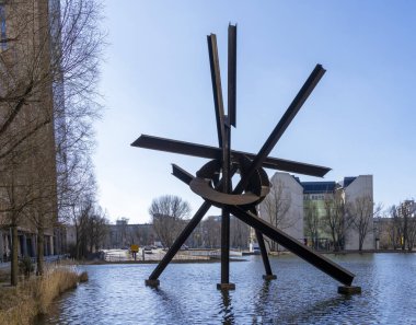 Piyano Gölü 'nde Galileo heykeli, Potsdamer Platz, Berlin, Almanya