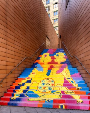 Camaya, bir gökdelenin merdivenlerindeki sanat projesi, Potsdamer Platz, Berlin, Almanya