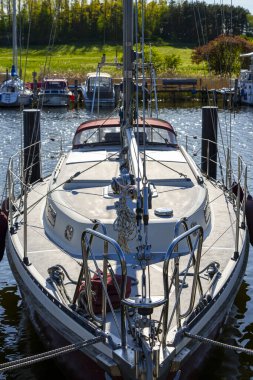 Seedorf, Rgen, Mecklenburg-Batı Pomerania, Almanya 'daki Neuensien Gölü' ndeki iskele ve manzara
