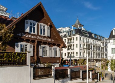 Eski ve yeni sahil mimarisi ana yol boyunca Sellin, Rgen, Mecklenburg-Vorpommern, Almanya