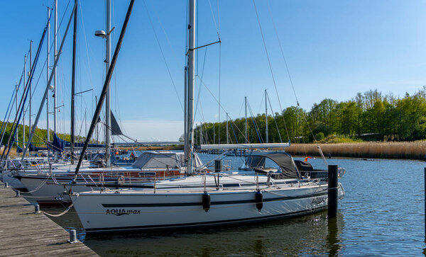 Пир и ландшафт на озере Нойенхаузен в Зеедорфе, Рген, Западная Померания, Германия