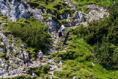 Yürüyüşçüler ve turistler zirvenin kesiştiği yollara ve patikalara, Untersberg, Grdig, Avusturya