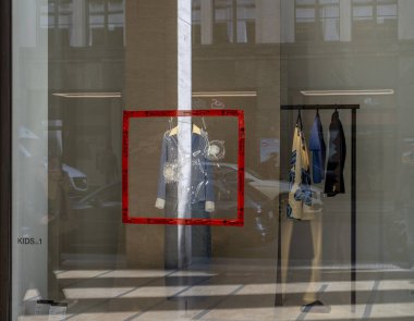 Hasarlı ve parçalanmış dükkan penceresi, moda mağazası, Berlin, Almanya