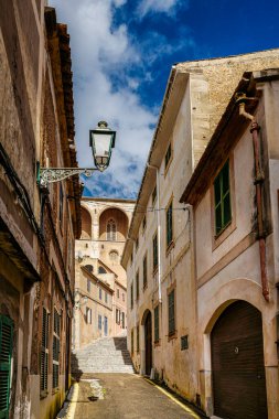 İspanya 'nın Balearic Adaları' ndaki küçük Mallora kasabasında Akdeniz mimarisi, dar sokaklar ve dükkanlar