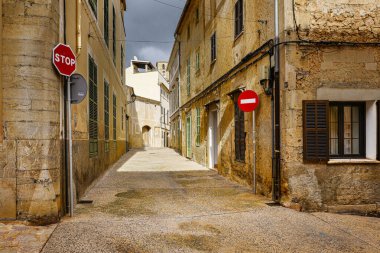 İspanya 'nın Balearic Adaları' ndaki küçük Mallora kasabasında Akdeniz mimarisi, dar sokaklar ve dükkanlar