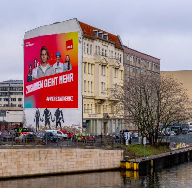 Berlin, Almanya 'da bir binanın ön cephesinde Verdi reklamı