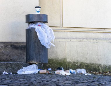 Halka açık bir caddede, Berlin, Almanya 'da çöp kutusu taşmaktadır.