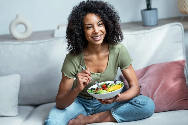 Aufnahme Einer Schönen Frau Die Gesunden Salat Isst Während Sie — Stockfoto